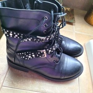 Beautiful boots Big kids size 4, great for girls.